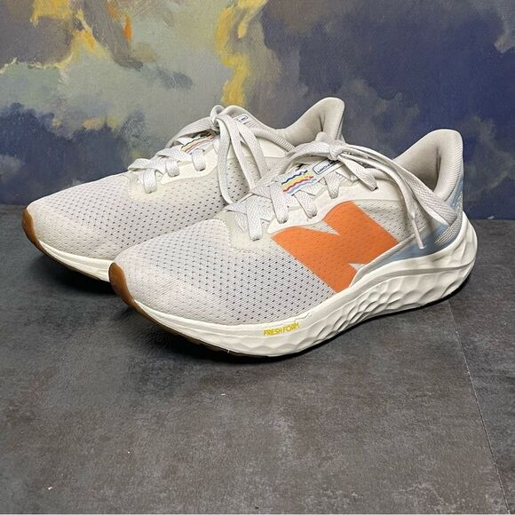 New Balance Arishi V4 Women's White Running Shoes Size 7.5B - Picture 2 of 16
